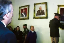 Néstor Kirchner mandando retirar el cuadro de Videla y Bignone del Colegio Militar