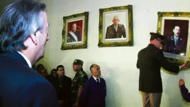 Néstor Kirchner mandando retirar el cuadro de Videla y Bignone del Colegio Militar