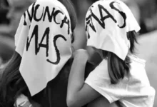 Manifestantes en la Plaza de Mayo con pancartas y banderas