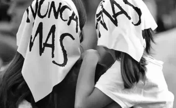 Manifestantes en la Plaza de Mayo con pancartas y banderas