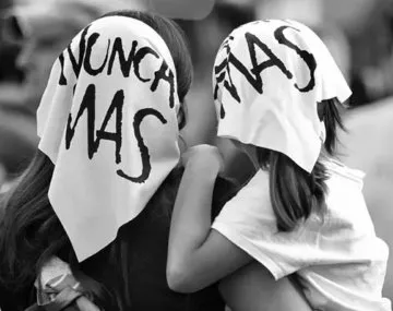 Manifestantes en la Plaza de Mayo con pancartas y banderas