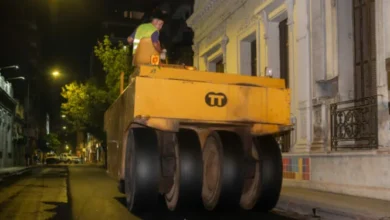 Trabajos nocturnos de asfaltado en la calle 27 de Abril de Córdoba