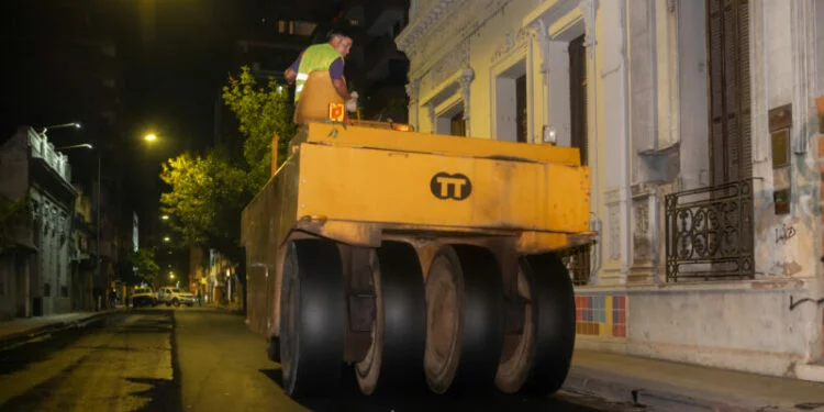 Trabajos nocturnos de asfaltado en la calle 27 de Abril de Córdoba