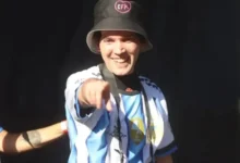 Pablo Grillo en Plaza de Mayo, sonriente y con su cámara en la mano, rodeado de gente que lo aplaude.