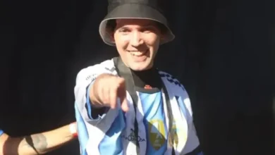 Pablo Grillo en Plaza de Mayo, sonriente y con su cámara en la mano, rodeado de gente que lo aplaude.