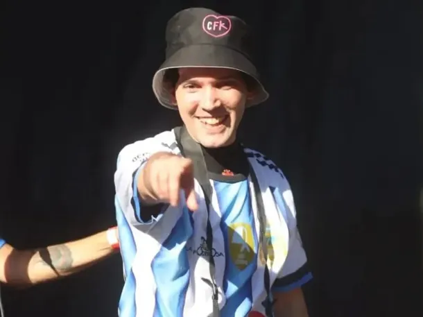 Pablo Grillo en Plaza de Mayo, sonriente y con su cámara en la mano, rodeado de gente que lo aplaude.