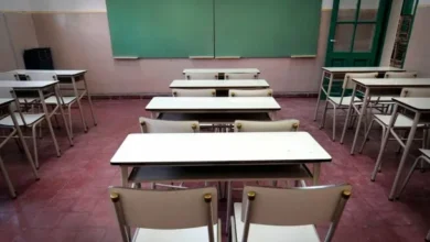 Imagen de una aula vacía con un cartel que dice 'Paro Docente'