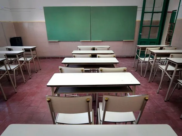 Imagen de una aula vacía con un cartel que dice 'Paro Docente'