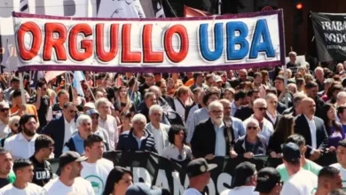 Imagen de estudiantes y docentes en una universidad