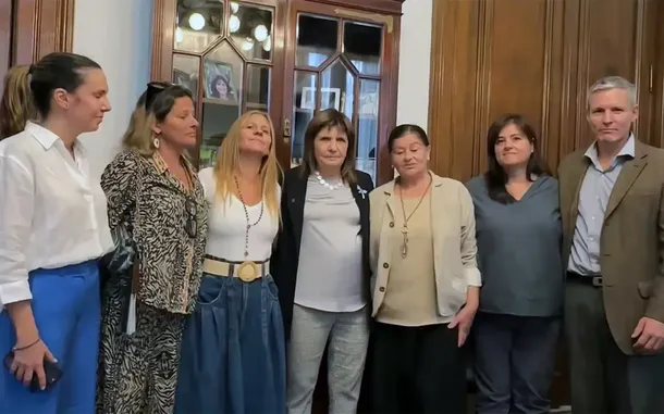 Patricia Bullrich junto a la familia de Germán Giuliani