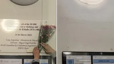 Placa conmemorativa de víctimas de la dictadura en la Casa Argentina de París