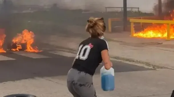 Imagen de protesta frente al penal de Paraná con neumáticos encendidos