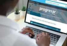 Estudiantes en una biblioteca, con libros y computadoras