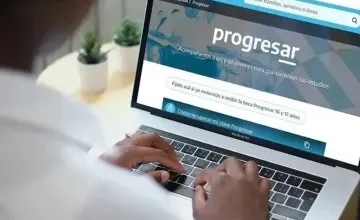 Estudiantes en una biblioteca, con libros y computadoras