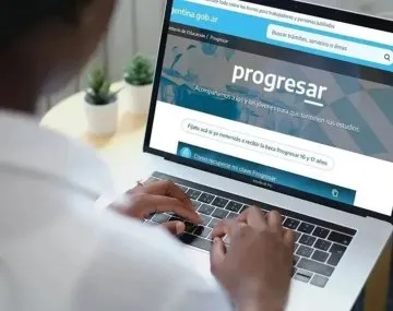 Estudiantes en una biblioteca, con libros y computadoras