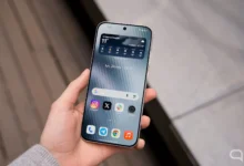 Imagen de una persona utilizando Circle to Search en su móvil