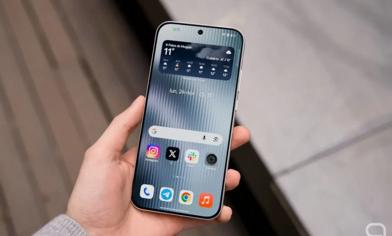 Imagen de una persona utilizando Circle to Search en su móvil