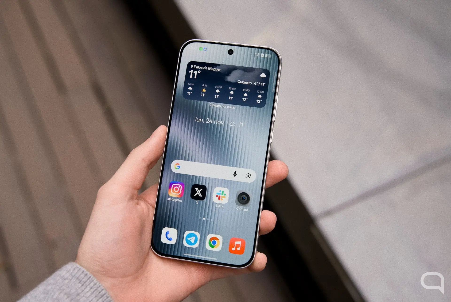 Imagen de una persona utilizando Circle to Search en su móvil