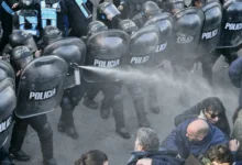 Manifestantes protestando contra la reforma laboral en la Plaza del Congreso