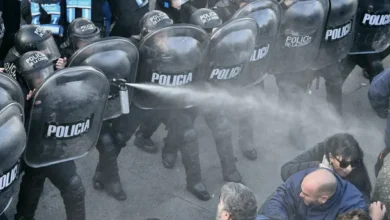 Manifestantes protestando contra la reforma laboral en la Plaza del Congreso