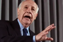 Roberto Lavagna sonriendo en una conferencia de prensa