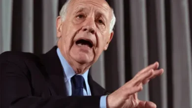 Roberto Lavagna sonriendo en una conferencia de prensa