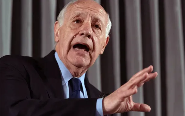 Roberto Lavagna sonriendo en una conferencia de prensa