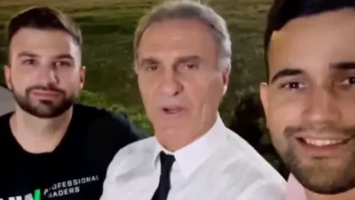 Oscar Ruggeri y Mauricio Novelli en un video promocionando cursos de inversión