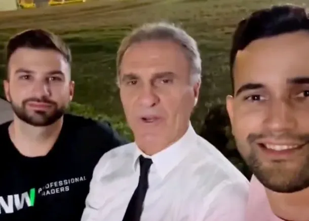 Oscar Ruggeri y Mauricio Novelli en un video promocionando cursos de inversión