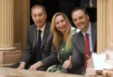 Manuel Adorni y Javier Milei en una reunión oficial