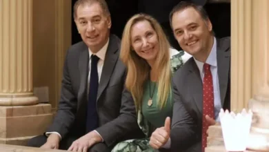 Manuel Adorni y Javier Milei en una reunión oficial