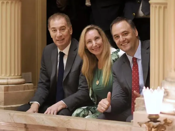 Manuel Adorni y Javier Milei en una reunión oficial