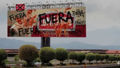 Imagen de un termo Lumilagro con una cruz roja