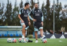 Lionel Scaloni dirige un entrenamiento de la Selección Argentina