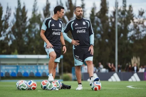 Lionel Scaloni dirige un entrenamiento de la Selección Argentina