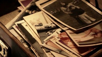 Imagen de la feria del libro con personas leyendo y conversando