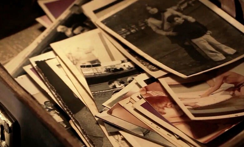 Imagen de la feria del libro con personas leyendo y conversando