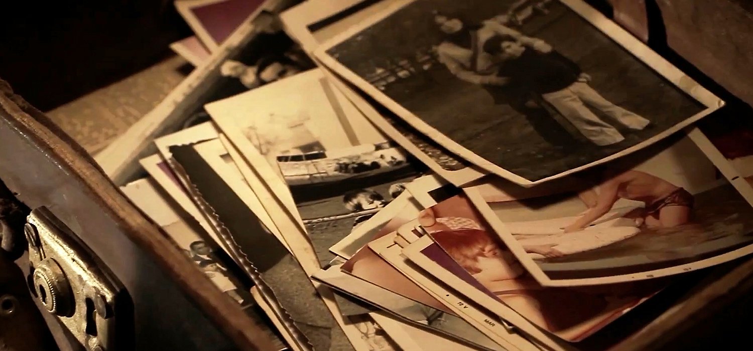 Imagen de la feria del libro con personas leyendo y conversando