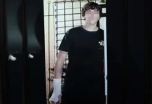 Imagen del lugar del ataque en San Cristóbal, con personas reunidas fuera de la escuela