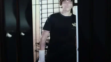 Imagen del lugar del ataque en San Cristóbal, con personas reunidas fuera de la escuela