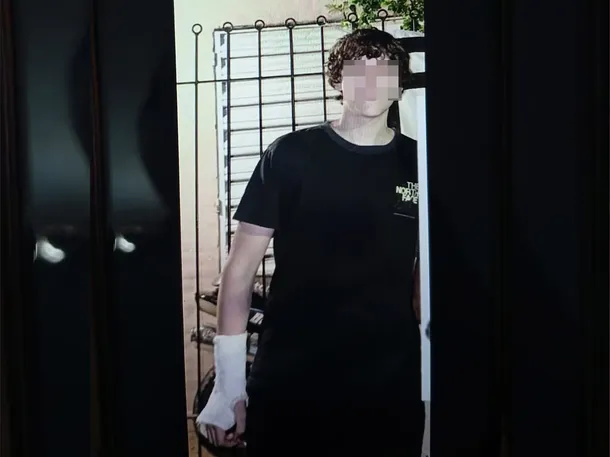 Imagen del lugar del ataque en San Cristóbal, con personas reunidas fuera de la escuela