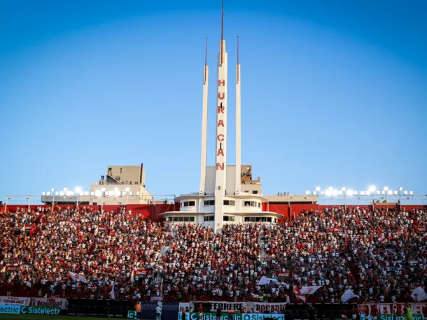 Imagen del estadio Tomás Adolfo Ducó con los jugadores de Huracán y River en el campo
