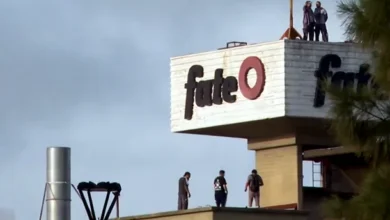 Trabajadores de FATE protestando contra el cierre de la planta