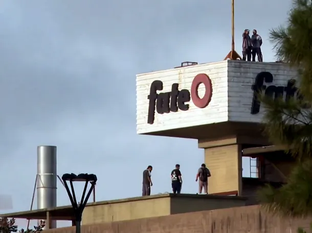 Trabajadores de FATE protestando contra el cierre de la planta