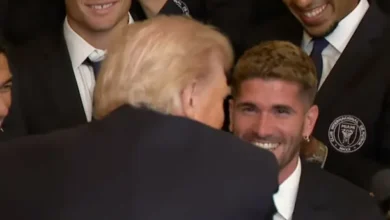 Donald Trump saludando a Rodrigo De Paul en la Casa Blanca
