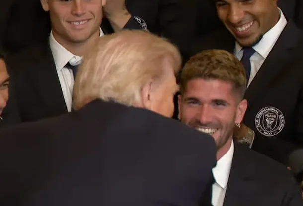 Donald Trump saludando a Rodrigo De Paul en la Casa Blanca
