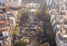 Estudiantes y docentes en una marcha por la educación