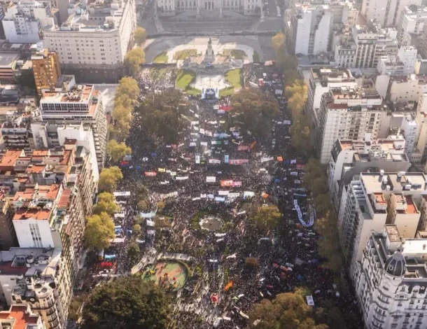 Estudiantes y docentes en una marcha por la educación