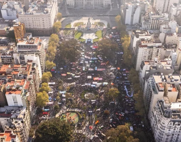 Estudiantes y docentes en una marcha por la educación