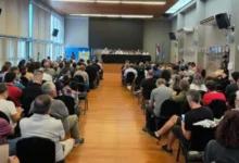 Imagen de docentes en protesta con banderas y carteles